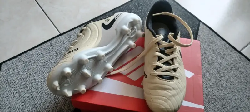 Zapatillas deportivas blancas con logo - 2