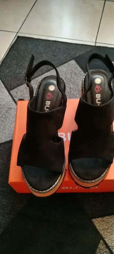 Sandalias negras de tacón - miniatura 2