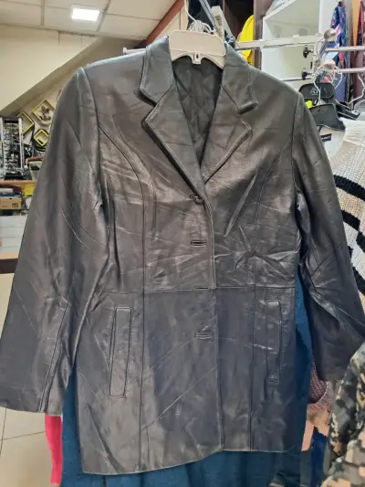 Chaqueta de cuero negra - miniatura 1