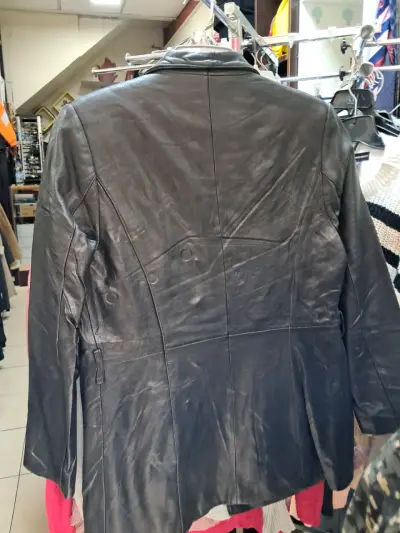 Chaqueta de cuero negra - miniatura 2