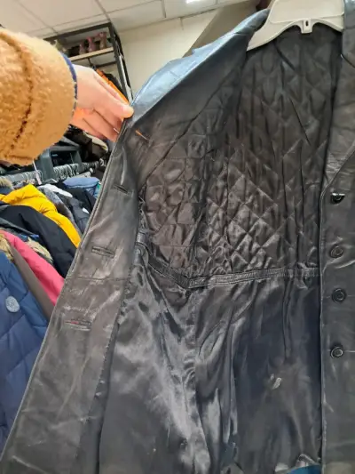 Chaqueta de cuero negra - miniatura 3