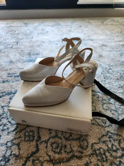 Zapatos marca Leandra de tacón plateados - miniatura 1