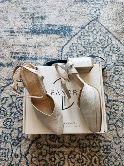 Zapatos marca Leandra de tacón plateados - miniatura 2