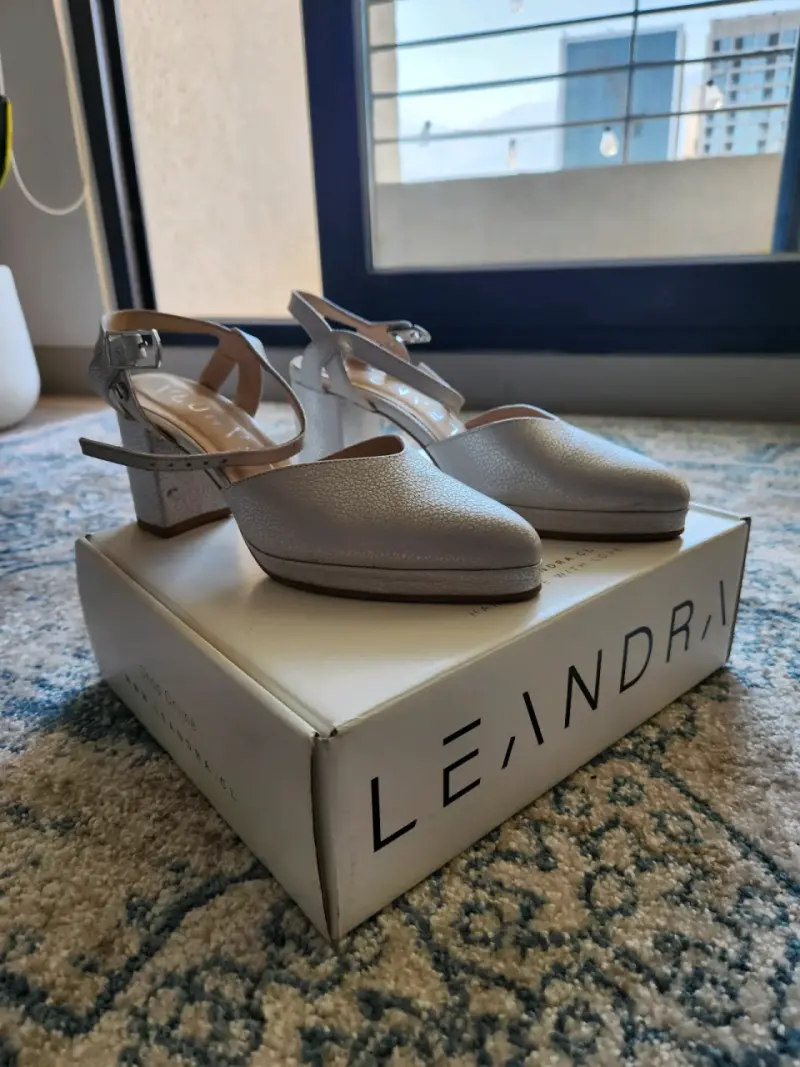 Zapatos marca Leandra de tacón plateados - 3