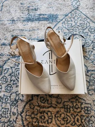 Zapatos marca Leandra de tacón plateados - miniatura 4