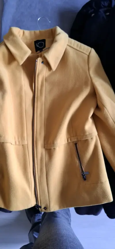 Chaqueta amarilla con cierre - miniatura 1