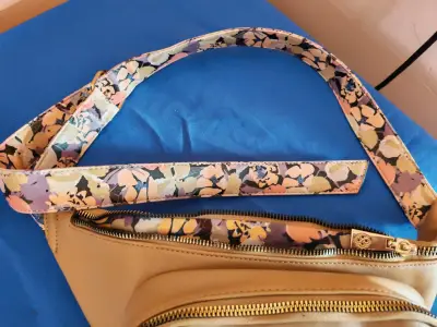 Riñonera beige con patrón floral - miniatura 4