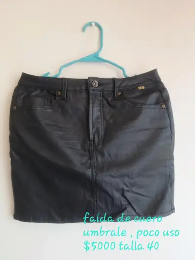 Falda corta de cuero negro - miniatura 3