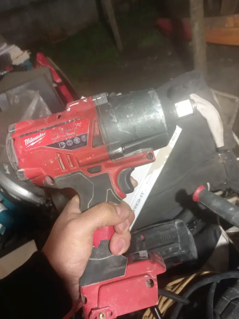 Llave de impacto Milwaukee M18 - 2
