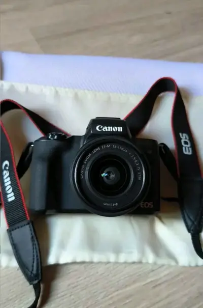 Cámara Canon EOS M50 Mark II con lente 15-45mm - miniatura 1