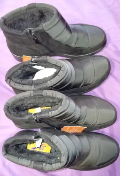 Botas negras acolchadas nuevas - miniatura 3