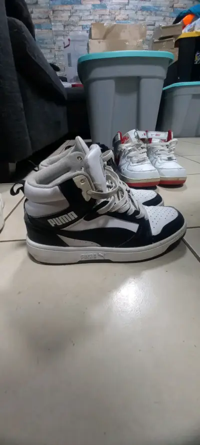 Zapatillas deportivas Puma blancas y negras - miniatura 1