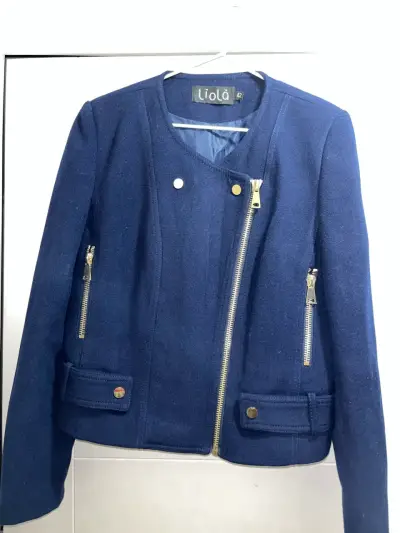 Chaqueta azul con cierre dorado - miniatura 1