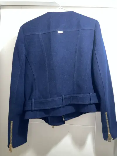 Chaqueta azul con cierre dorado - miniatura 2