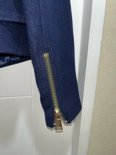 Chaqueta azul con cierre dorado - miniatura 4