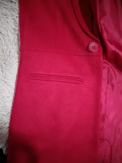 Abrigo rojo marca IO talla 38 mujer - miniatura 3