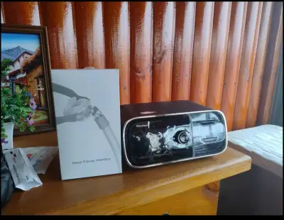 Máquina CPAP ResMed con máscara nasal - miniatura 1