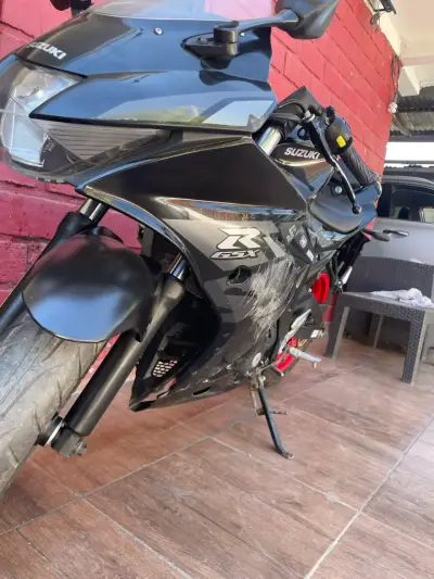Moto Suzuki GSX negra - miniatura 1