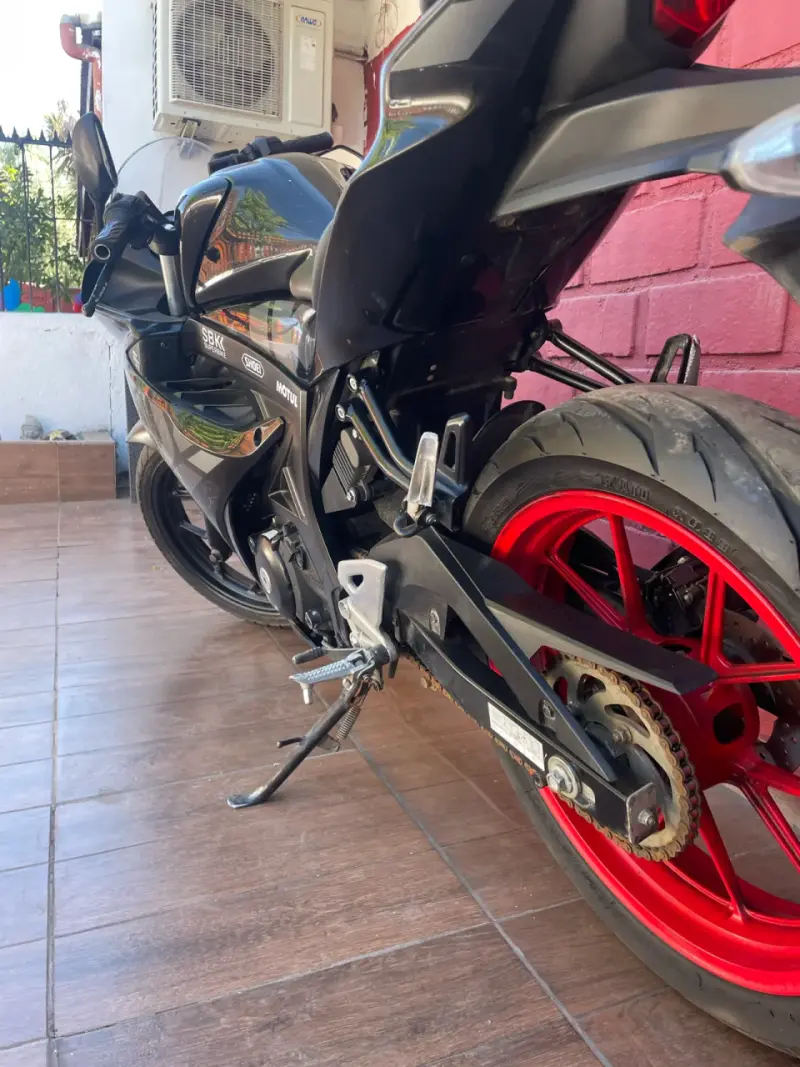 Moto Suzuki GSX negra - 2