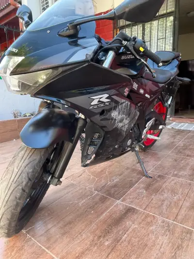 Moto Suzuki GSX negra - miniatura 3