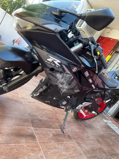 Moto Suzuki GSX negra - miniatura 4