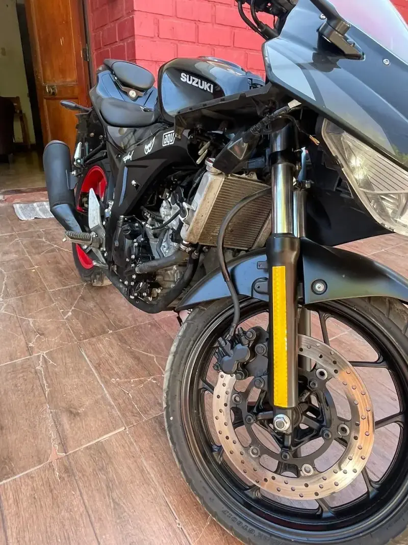 Moto Suzuki GSX negra - 6