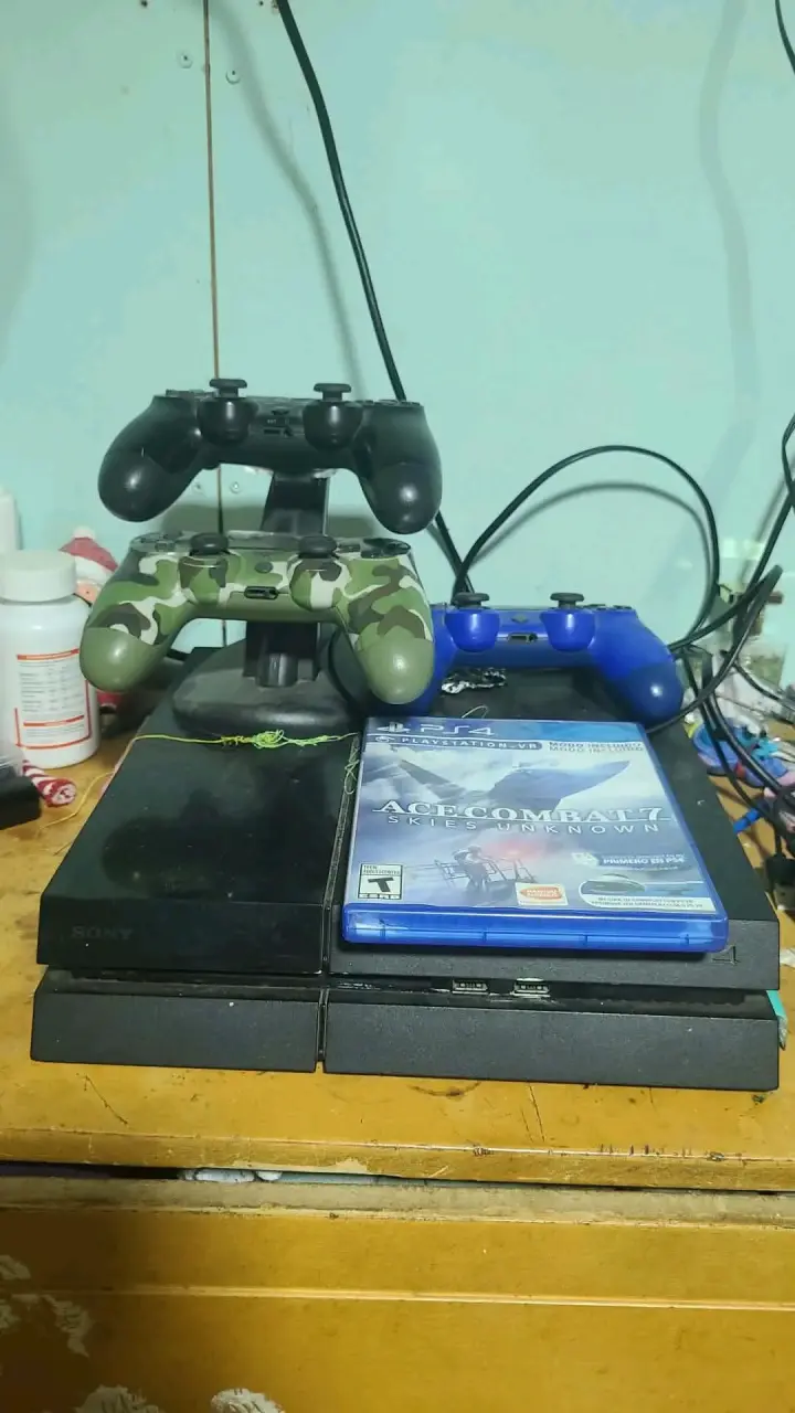 PS4 con juegos y mandos