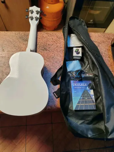 Ukulele blanco con funda - miniatura 1
