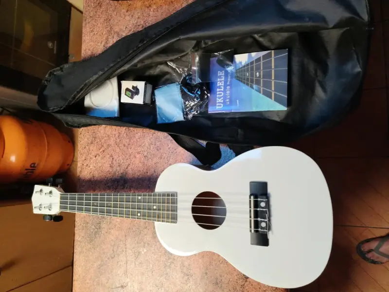 Ukulele blanco con funda - 2