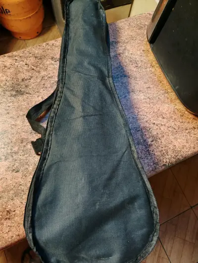 Ukulele blanco con funda - miniatura 3