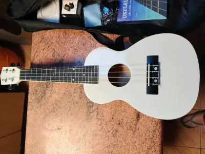 Ukulele blanco con funda - miniatura 4
