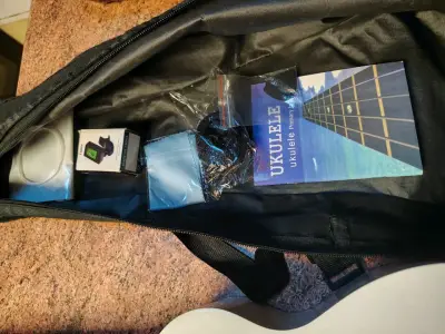 Ukulele blanco con funda - miniatura 5