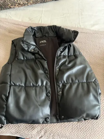 Puffer Zara acolchado negro mujer S/mangas - miniatura 1