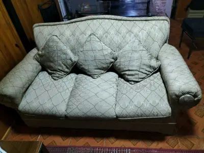 Sofá beige con cojines - miniatura 1