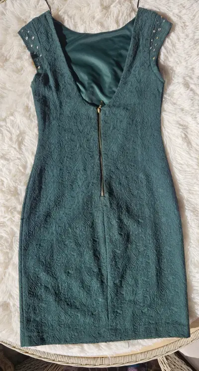 Vestido verde con aplicaciones - miniatura 2