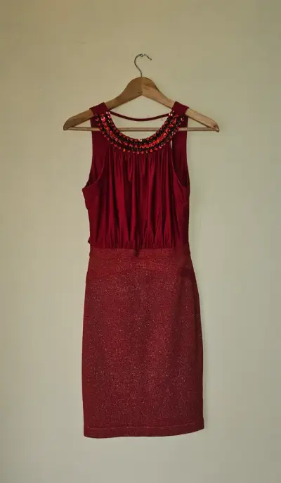 Vestido rojo con detalles brillantes - miniatura 1