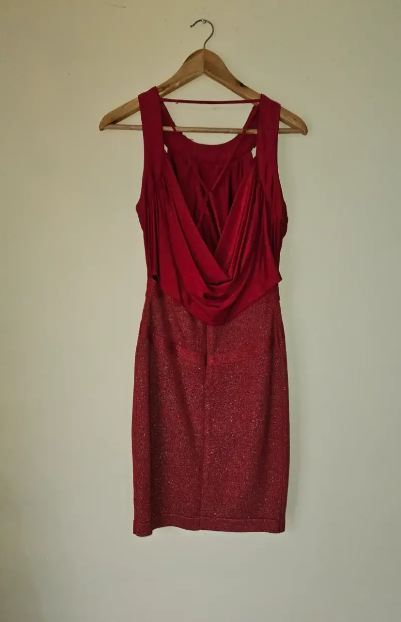 Vestido rojo con detalles brillantes - 2