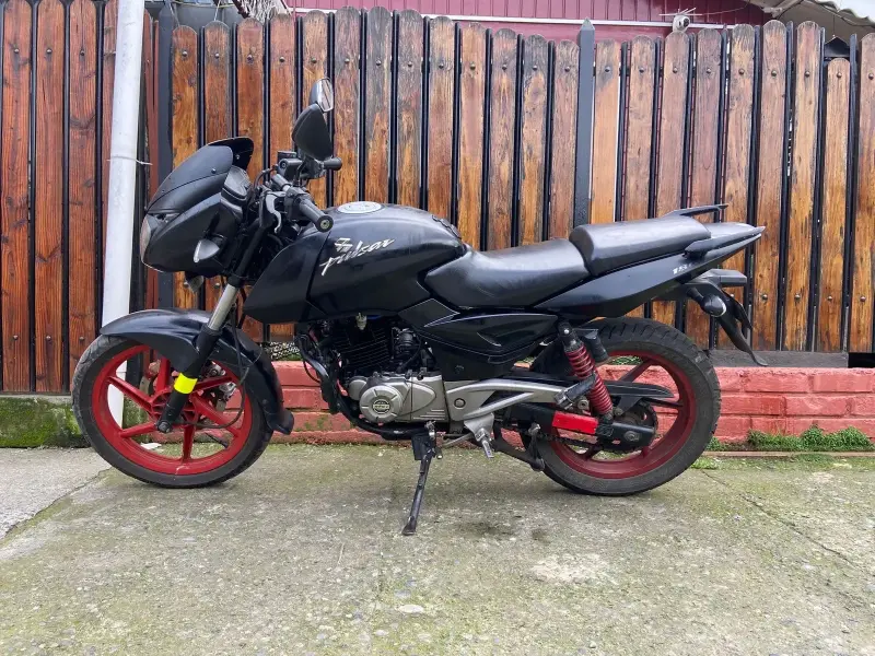 Se vende Moto Pulsar 180cc,cualquier consulta aldm - 3
