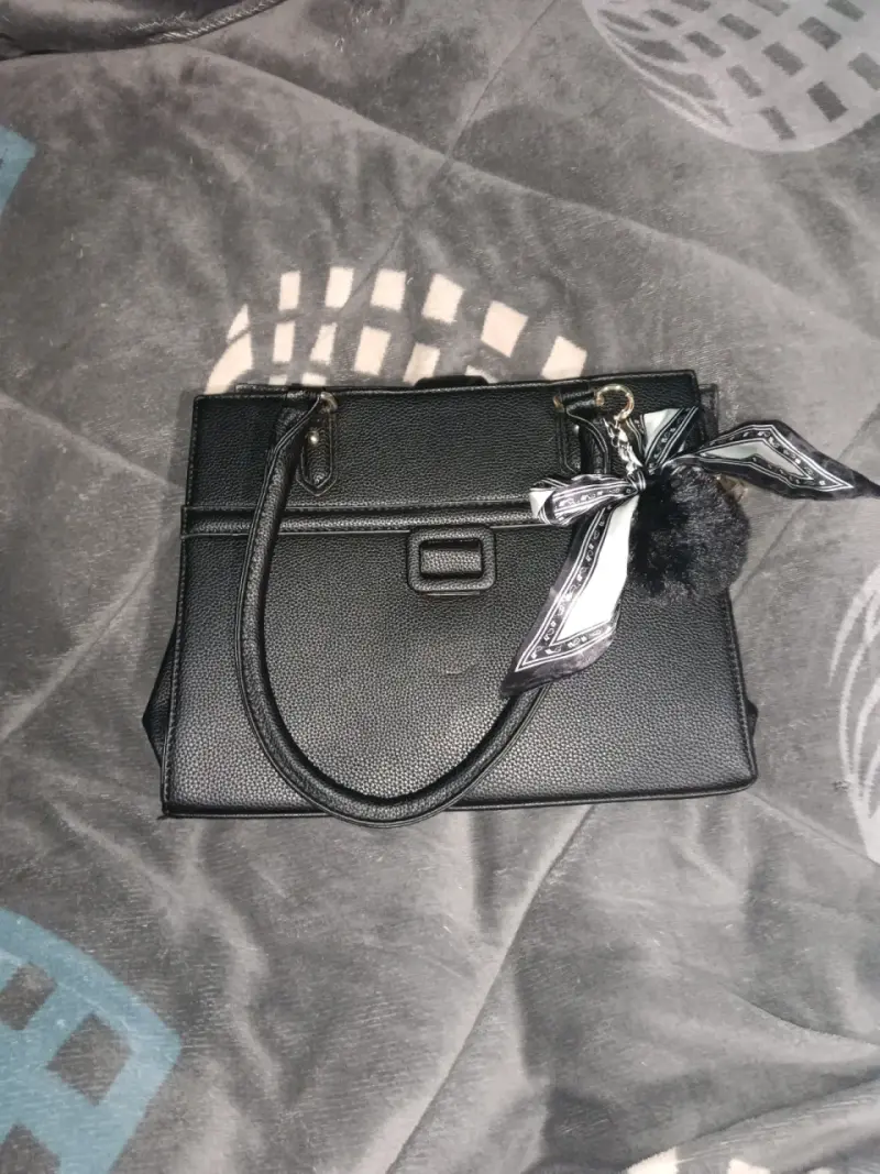 Cartera negra elegante