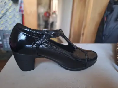 Zapato de tacón negro charol - miniatura 1