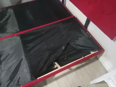Cama roja 2 plazas con banquito - miniatura 3