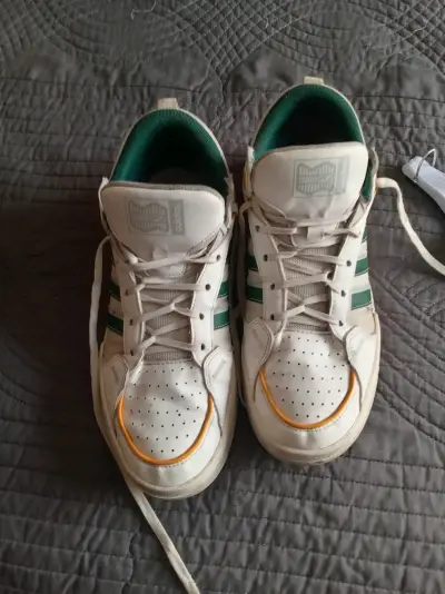 Zapatillas blancas con detalles verdes - miniatura 1