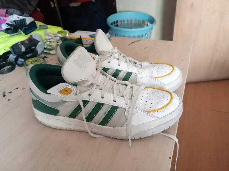 Zapatillas blancas con detalles verdes - 3