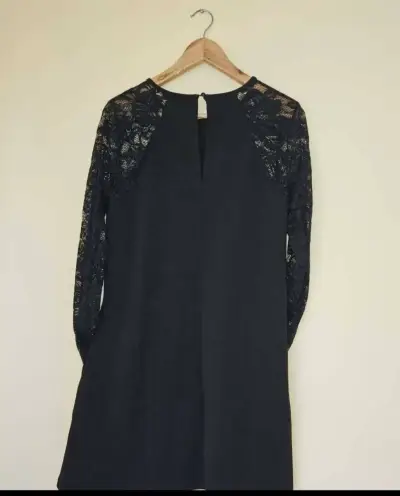 Vestido negro con encaje - miniatura 2
