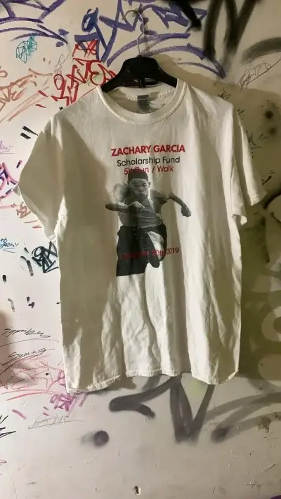 Polera blanca con diseño gráfico - miniatura 1