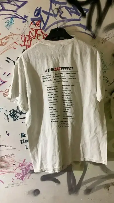 Polera blanca con diseño gráfico - miniatura 2