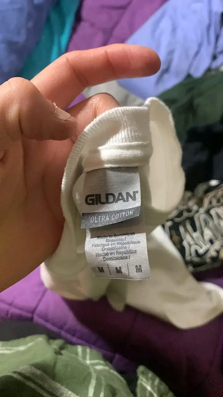 Polera blanca con diseño gráfico - 3