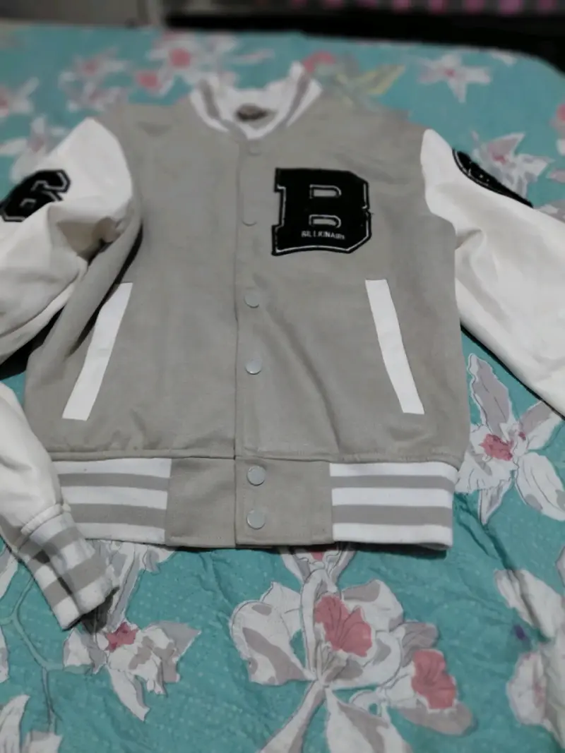 Chaqueta estilo universitario gris