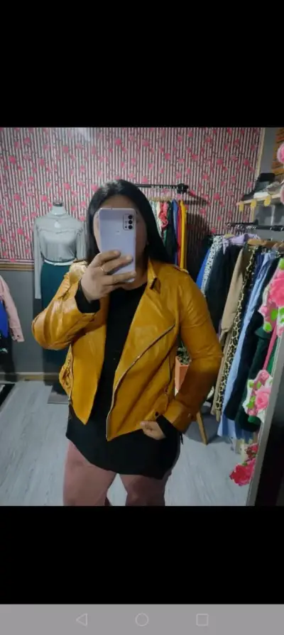 Chaqueta amarilla de cuero sintético - miniatura 1
