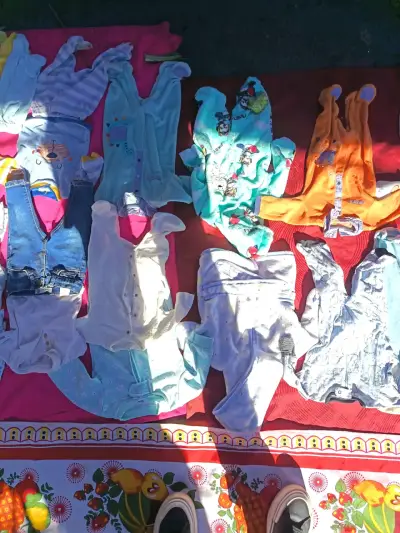 Ropa de bebé variada - miniatura 2